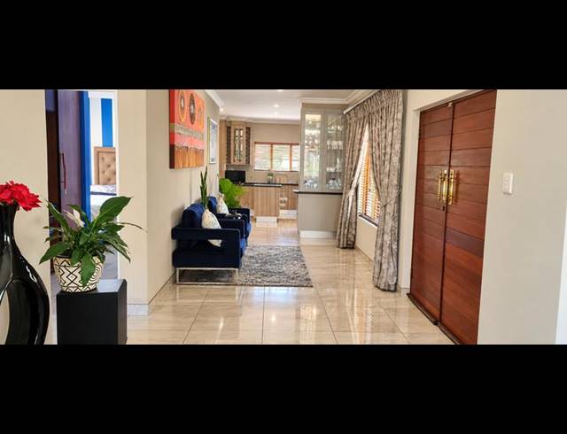 4 BEDROOM HOUSE FOR SALE IN HEUWELSIG ESTATE